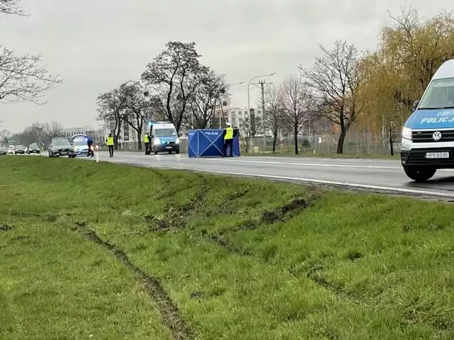 Do tragicznego wypadku w Siechnicach doszło w nocy z piątku na sobotę (7/8 kwietnia). Kierowca śmiertelnie potrącił pieszego, a następnie uciekł z miejsca zdarzenia.