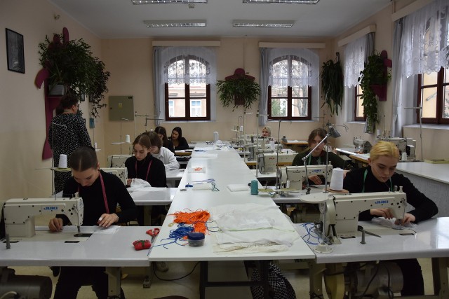 Prace związane z szyciem ekologicznych woreczków rozpoczęły się już we wrześniu, a zaangażowanych  w nie było blisko stu uczniów szkoły Szczepanika z technikum przemysłu mody