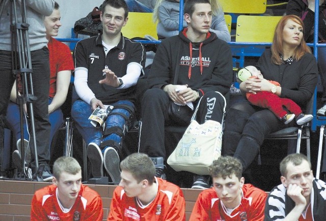 Kolana, które nie wytrzymały: na trybunach od lewej siedzą Marcin Dutkiewicz i Michał Nowakowski.