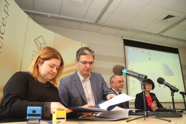 Marszałek województwa świętokrzyskiego Adam Jarubas (z prawej) podpisuje porozumienie z Anną Łubek, dyrektor Centrum Tradycji, Turystyki i Kultury Gór Świętokrzyskich w Bielinach