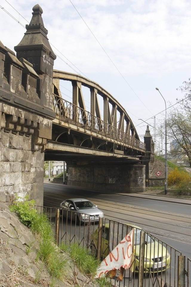Robotnicy po obu stronach wiaduktu nad ulicą Grabiszyńską ustawiają już  metalowe ściany, których zadaniem będzie podtrzymanie  nasypu kolejowego podczas prac na pierwszym torze 
