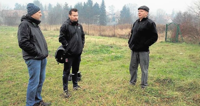 Ryszard Karcz, radny Artur Markiewicz i prezes KS  Bogdan Przywała chcą, aby ter en za ogrodzeniem  stał się  placem zabaw
