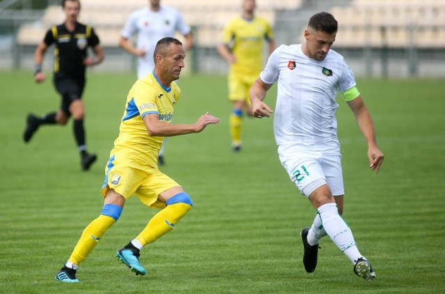 Piotr Witasik (z prawej), kapitan Stali Stalowa Wola, był bardzo krytyczny wobec zespołu po porażce z Avią Świdnik w meczu ligowym. Teraz on i jego koledzy zagrają z Lechią Gdańsk