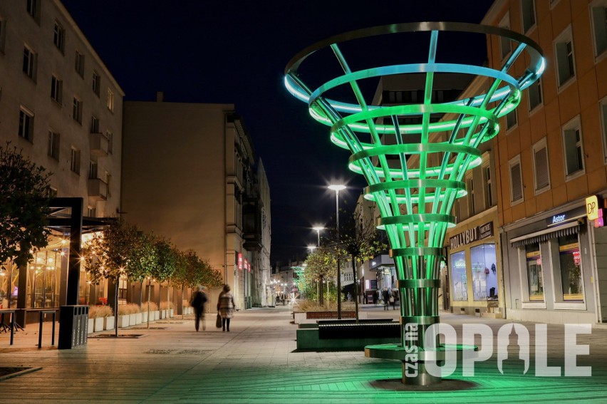 Zielone podświetlenie trąb na ul. Krakowskiej w Opolu