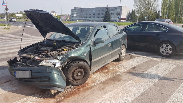 Wypadek na Dąbrowskiego w Łodzi. Zderzenie samochodu osobowego i auta dostawczego firmy logistycznej