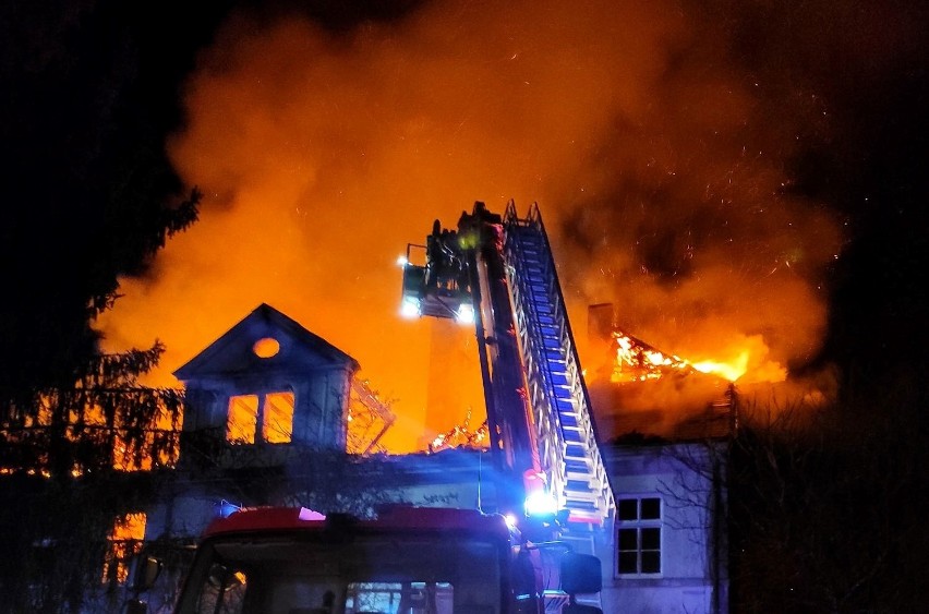 Pożar zabytkowego dworu w Maczkowie w gminie Cybinka. Z...