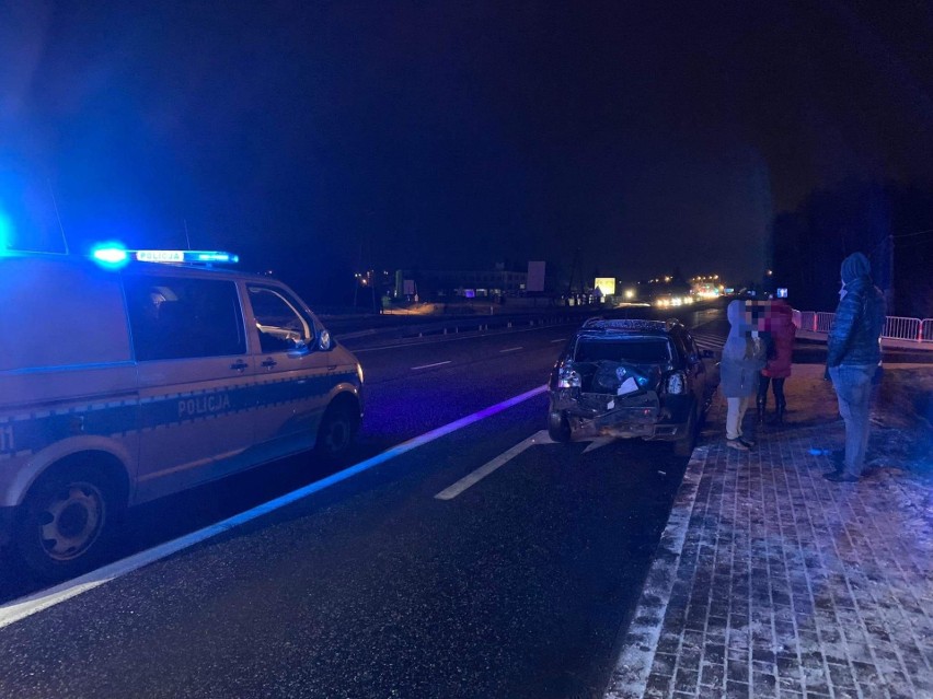 Wypadek w Tuszynie na drodze krajowej numer 12. Samochód osobowy zderzył się z ciężarówką 30.01.23