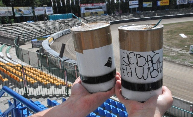 Te puszki mogły wywołać panikę na stadionie. Na szczęście zostały zarekwirowane