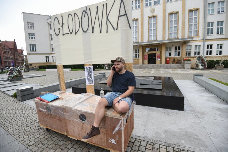 Arek Pasożyt - toruński performer w czwartek przerwał swoją...