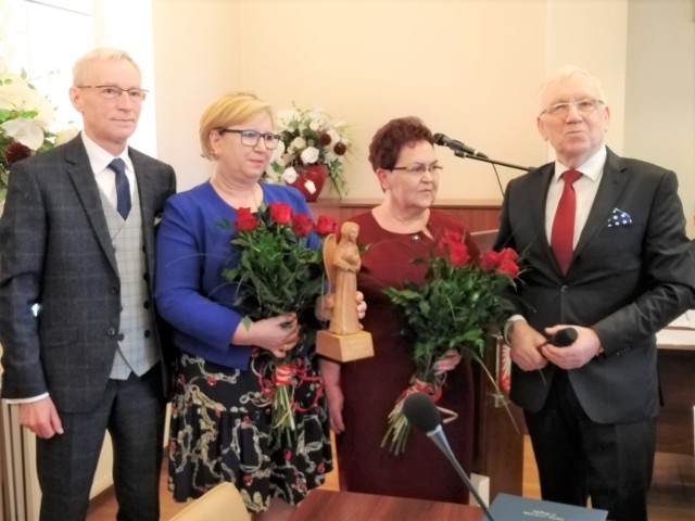 Od lewej stoją:  burmistrz Marek Szaruga, Maria Łuszczarz, Janina Paszkiewicz i Jan Kurant, przewodniczący Rady Miejskiej Kcyni