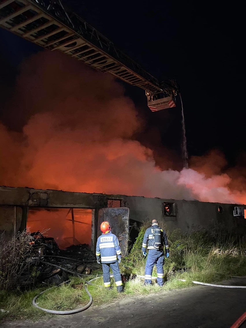 Pożar w Mysłowicach gasi ponad 20 zastępów straży pożarnej....