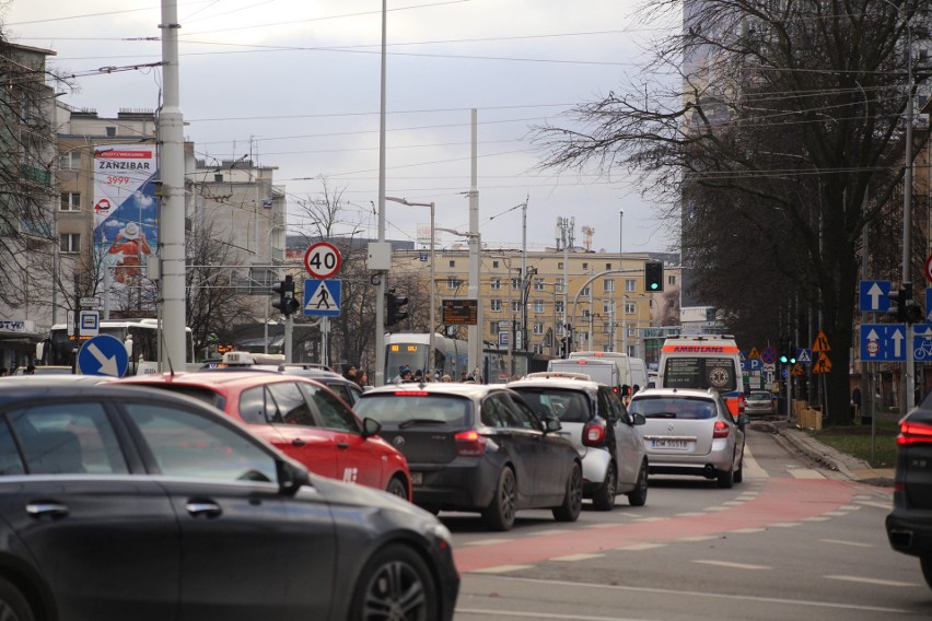 Remont na ul. Piłsudskiego spowodował ogromne korki w...