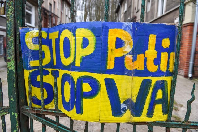 Protest - pikieta przed Konsulatem Generalnym Federacji Rosyjskiej w Gdańsku przeciwko wojnie w Ukrainie.