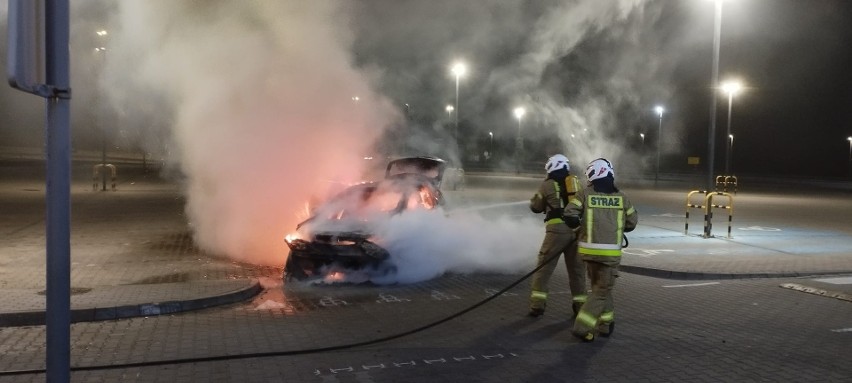 Strażacy gasili płonący samochód w Nowej Wsi, interweniowali...