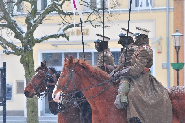 Szwoleżerowie pojawili się na rynku w Kościerzynie w niedzielę, 26 stycznia 2014 r.