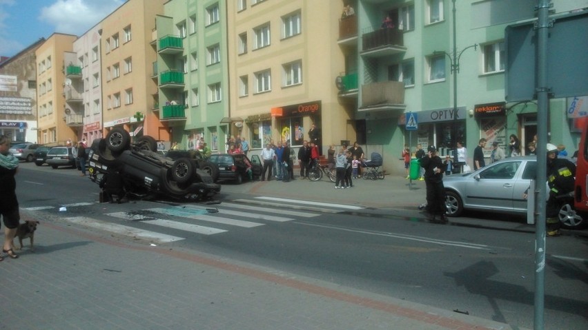 Zderzenie dwóch aut w Złocieńcu. Jedno dachowało.