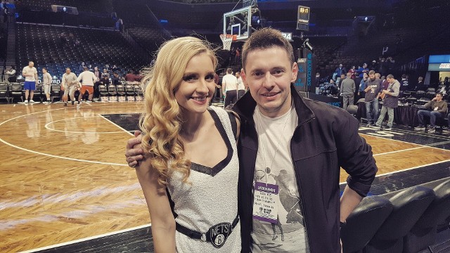 Marcin Turowski z jedną Polka tańczącą dla zespołu w NBA - Anna Smyczyńska, tancerką Brooklyn Nets