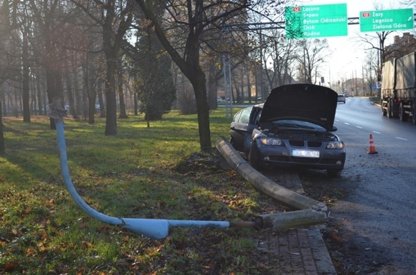 Wypadek BMW: Auto na rondzie wpadło w poślizg i ścięło latarnię (ZDJĘCIA)