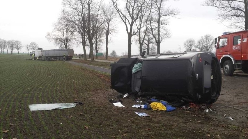 Wypadek między Kościeleczkami a Tralewem [06.12] Samochód osobowy zderzył się z ciężarówką. Po rannego przyleciał śmigłowiec 