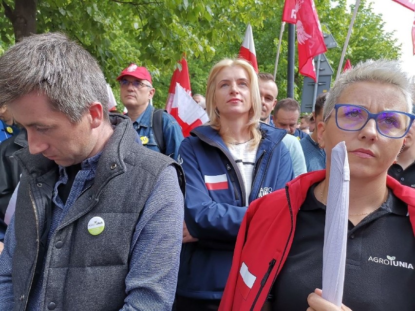 Rolnicy ze Świętokrzyskiego na marszu w Warszawie 