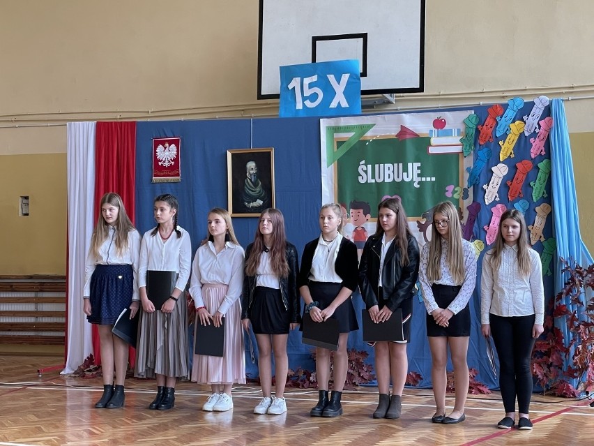 Dzień Edukacji Narodowej w szkole w Kurzelowie w gminie Włoszczowa. Święto Patrona, pasowanie na ucznia i nagrody dla nauczycieli (ZDJĘCIA)