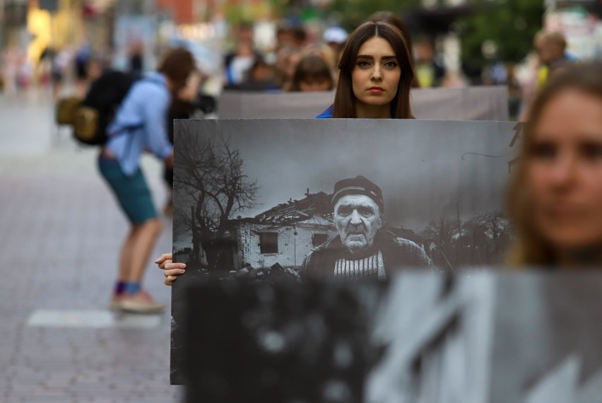 Toruń. Ulicami starówki przeszli z portretami ofiar wojny w Ukrainie