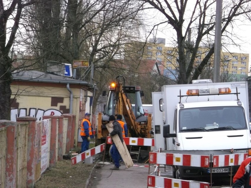 Awaria wodociągowa. Mieszkańcy ulicy Kiełczowskiej do wieczora bez wody [ZDJĘCIA]