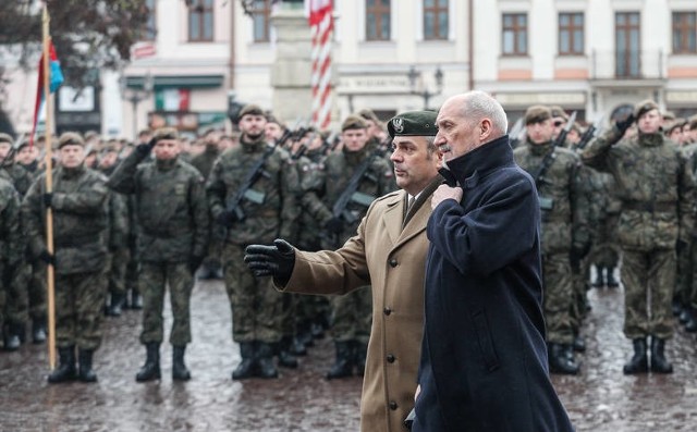- Chyba nigdy jeszcze Rynek rzeszowski nie widział takiej przysięgi – mówił Antoni Macierewicz, minister obrony narodowej do żołnierzy.