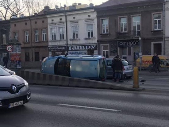 Wypadek w Krakowie na ulicy Konopnickiej. Przejazd Alejami...