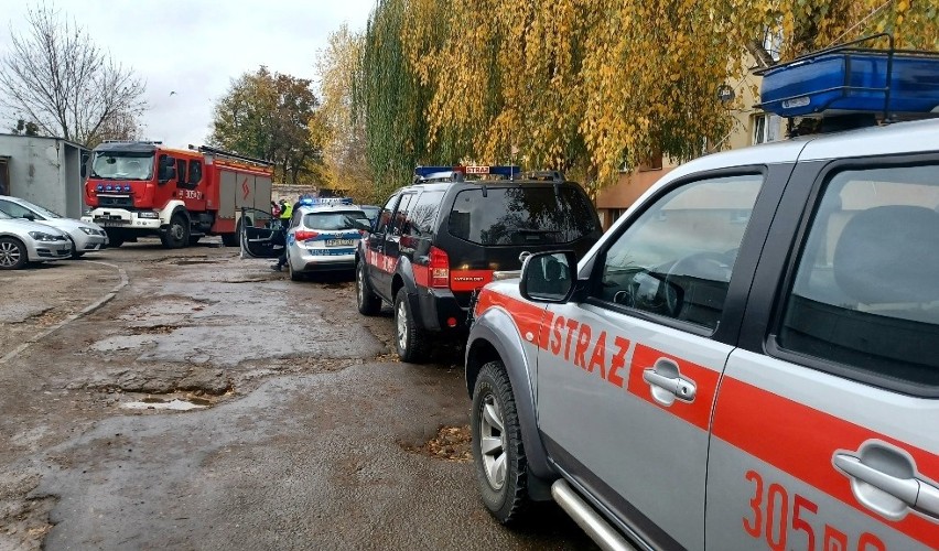 Wozy strażackie i policja na ul. Bezpiecznej we Wrocławiu. Co tam się stało? [ZDJĘCIA]