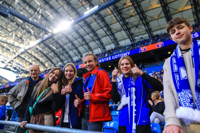 W niedzielny wieczór wiele osób, które opuściły stadion przy...