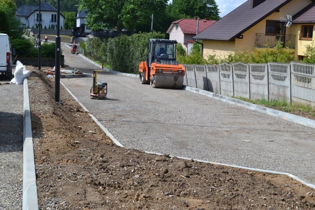 Przy cmentarzu parafialnym w Bielinach trwają zaawansowane prace przy budowie nowego parkingu wraz z drogą dojazdową.