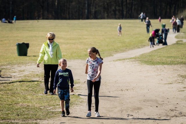 Czy to sprawka pięknej pogody? Czy kolejnej niedzieli bez handlu? A może jednego i drugiego? Niezależnie od powodów, bydgoszczanie chętnie opuścili swoje cztery ściany, by korzystać z uroków przebywania na świeżym powietrzu. Tłumy mieszkańców jako swój cel - spacerowy i rowerowy - wybrały Myślęcinek.Jednak nie tylko to miejsce było oblegane. Zobaczcie koniecznie: Niedziela dla Boga i Rodziny i... giełdy na bydgoskim Chemiku [zdjęcia]Prognoza pogody na poniedziałekPoniedziałek w całym kraju ma być również ciepły i pogodny, choć tym razem miejscami może zagrzmieć. Miejscami opady mogą być obfite a wiatr porywisty. Jednak w większości rejonów Polski będzie słonecznie. Termometry wskażą nawet 25 stopni.Pogoda na dzień + 2 kolejne dni (09 + 10-11.04.2018) | POLSKAźródło: TVN Meteo/x-news