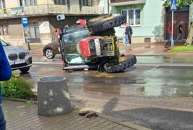 Ciągnik rolniczy przewrócił się na drodze krajowej w Słomnikach