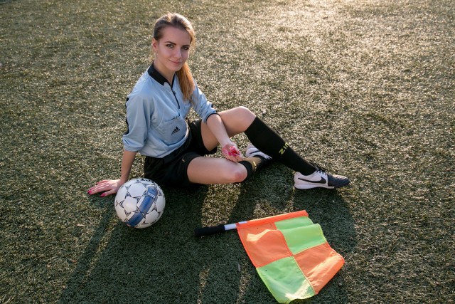 Karolina Bojar-Stefańska mecze piłki nożnej sędziuje od osiemnastego roku życia.Przejdź dalej i zobacz, jak 27-latka wygląda prywatnie >>>