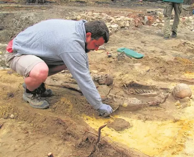 Obok murów archeolodzy wciąż wydobywają szczątki ludzkie, będące pozostałością po dawnym cmentarzu parafialnym