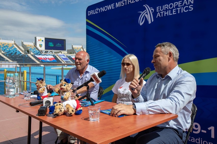 Na głównej trybunie (A) stadionu Zawiszy, od lewej:...