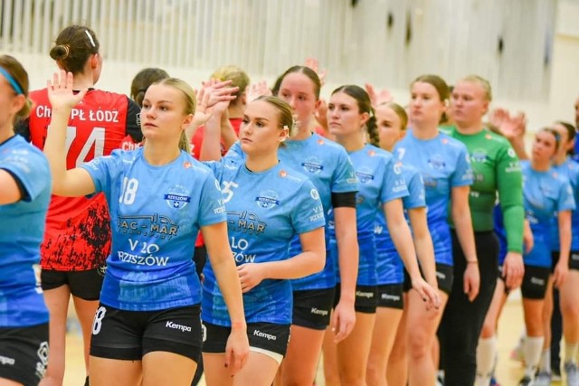 Handball Rzeszów(niebieskie stroje) nie dał rady ekipie z Łodzi.