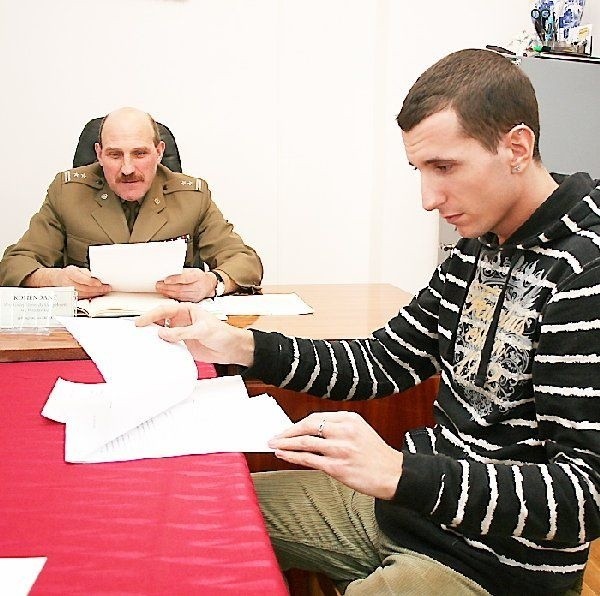 Ppłk Jan Sroka i Kamil Wąsikowski,  zainteresowany zdobyciem prawa jazdy kat. C.