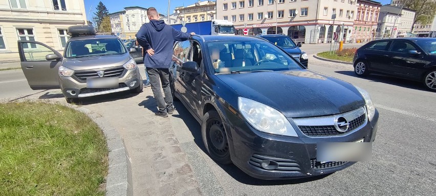 W piątek w godzinach popołudniowych na rondzie przy ulicy...