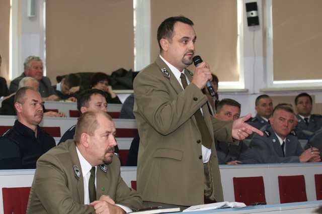 Roman Wróblewski, zastępca nadleśniczego Nadleśnictwa Kielce opisywał dewastacje lasów przez quady i motocykle.