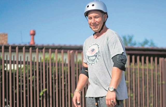 Mateusz Ziatek z wypożyczalni segwayów znajdującej się w centrum Rowów.