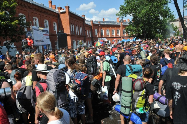 Teren przed dworcem kolejowym w Kostrzynie nad Odrą to w czasie Przystanku Woodstock zawsze najbardziej oblegane miejsce w mieście. Podpowiadamy, jak dostać się stąd na teren festiwalu.