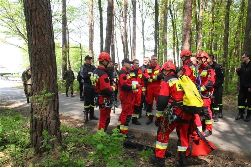 Ewakuacja spadochroniarza, który zawisł na drzewie  była...