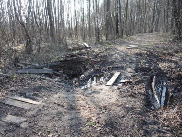 W Bobięcinie przy jeziorze zniszczona jest kładka prowadząca na przesmyk. 