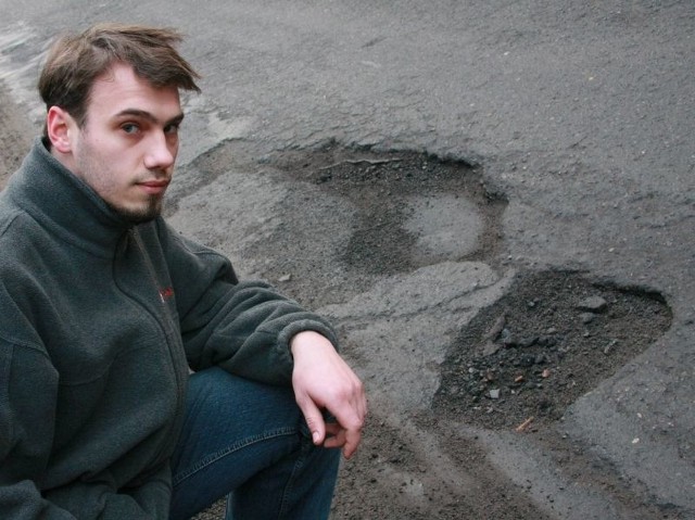 Droga z Międzyrzecza do Bobowicka jest poszatkowana dziurami - mówi Łukasz Kozdra, który uszkodził tam samochód.