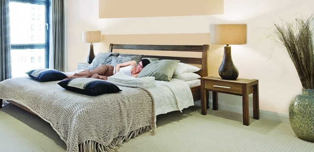 Sypialnia w stonowanych kolorachStonowane kolory w sypialni są sprzymierzeńcami relaksu.