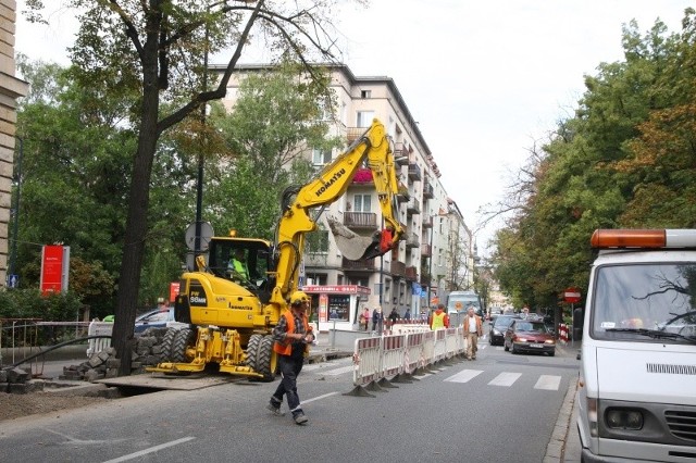 Kierowcy słusznie się obawiają, że we wrześniu ruch na rozkopanych jezdniach (na zdjęciu ul. Kołłątaja) będzie jeszcze trudniejszy.