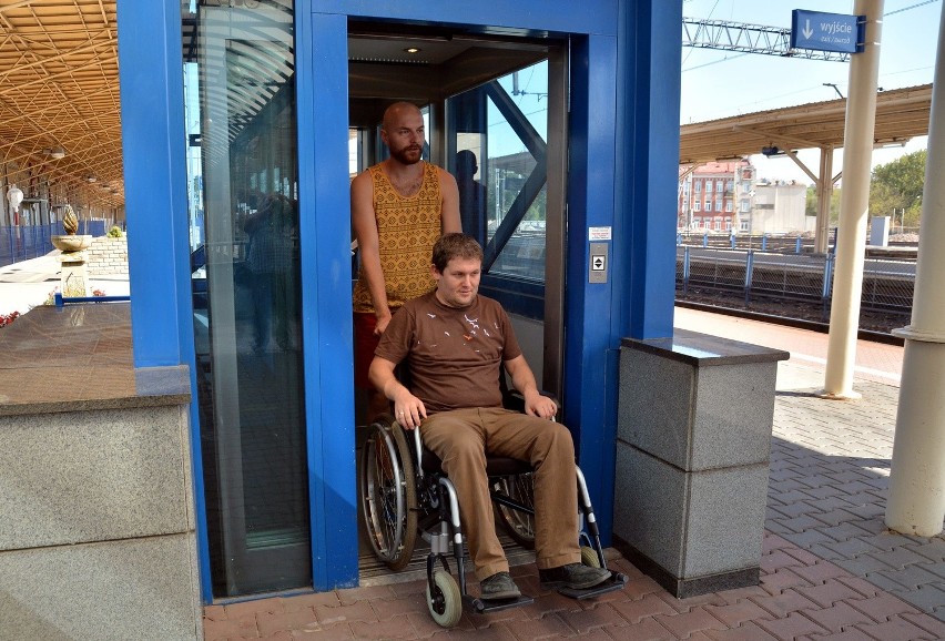Dworzec kolejowy w Lublinie jak tor przeszkód dla niepełnosprawnych (ZDJĘCIA, WIDEO)