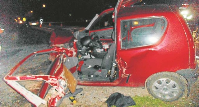 Tak po zderzeniu z BMW wyglądał fiat seicento. Jego kierowca zginął na miejscu, a pasażer został ranny.